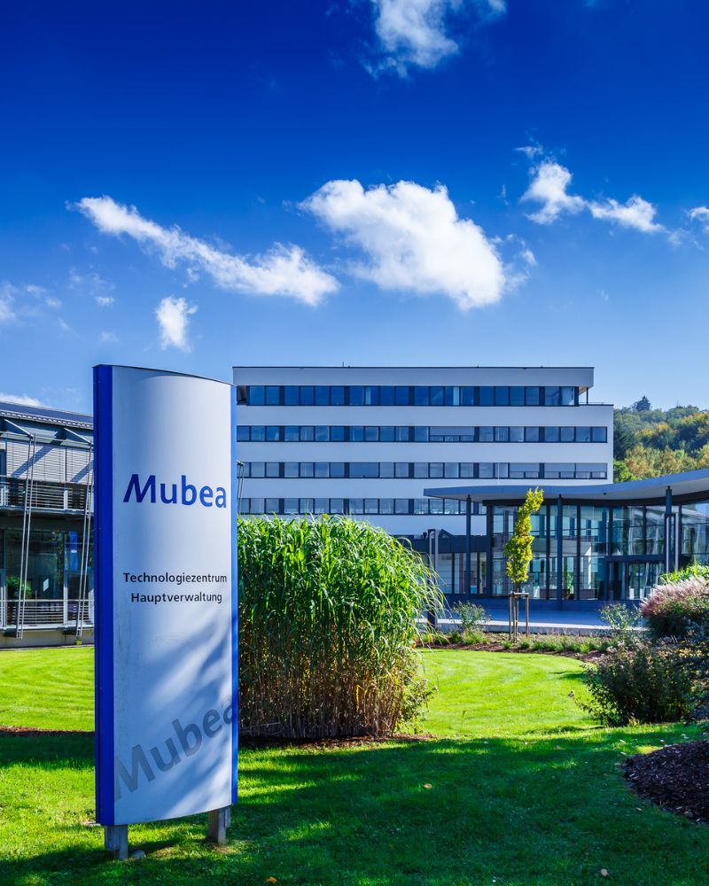 Schild von Mubea mit Aufschrift "Technologiezentrum und Hauptverwaltung" am Standort Attendorn in Nordrhein-Westfalen